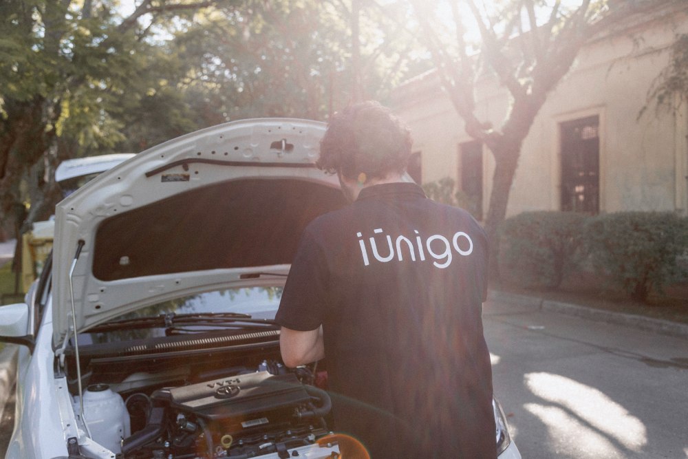 Revisar los líquidos de mi auto yo mismo
