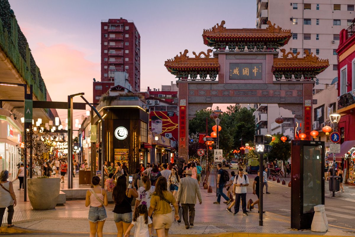 <iframe src="https://www.google.com/maps/embed?pb=!1m18!1m12!1m3!1d13143.437493082412!2d-58.46120268017133!3d-34.55711579395706!2m3!1f0!2f0!3f0!3m2!1i1024!2i768!4f13.1!3m3!1m2!1s0x95bcb5d3ea07df93%3A0x947b5150d5a5bda4!2sBarrio%20Chino%2C%20C1428%20Cdad.%20Aut%C3%B3noma%20de%20Buenos%20Aires!5e0!3m2!1ses!2sar!4v1748268439341!5m2!1ses!2sar" width="600" height="450" style="border:0;" allowfullscreen="" loading="lazy" referrerpolicy="no-referrer-when-downgrade"></iframe>