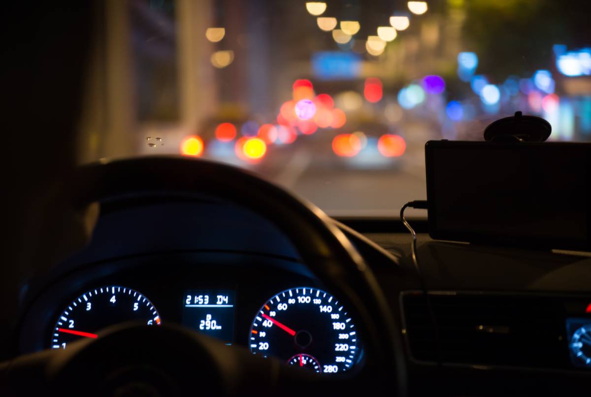 Manejar de noche en la ruta: consejos de seguridad para tu primer viaje largo del invierno.